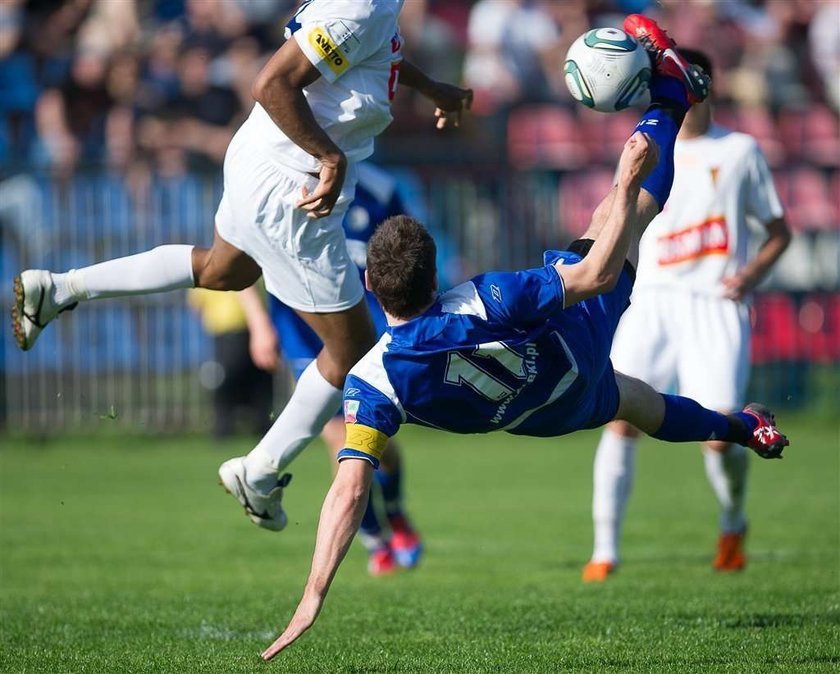 Maciej Tataj z Dolcanu Ząbki zdobył piękną bramkę nożycami