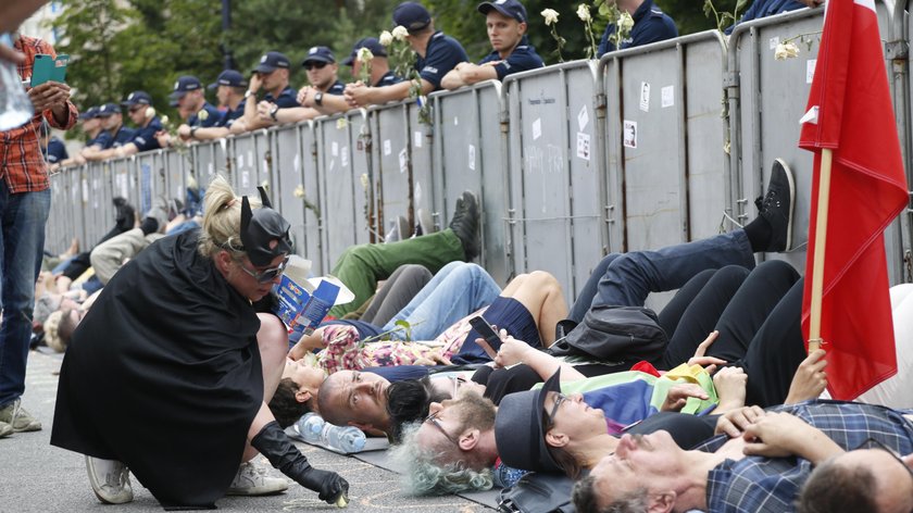 Sejm przegłosował nową ustawę o Sądzie Najwyższym. Protesty w Warszawie.