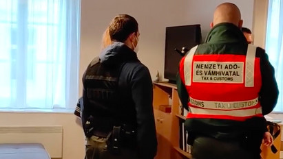 Rátörték az ajtót a fegyveres erők a magyar bűnbanda vezetőjére: meztelenül találták – videó