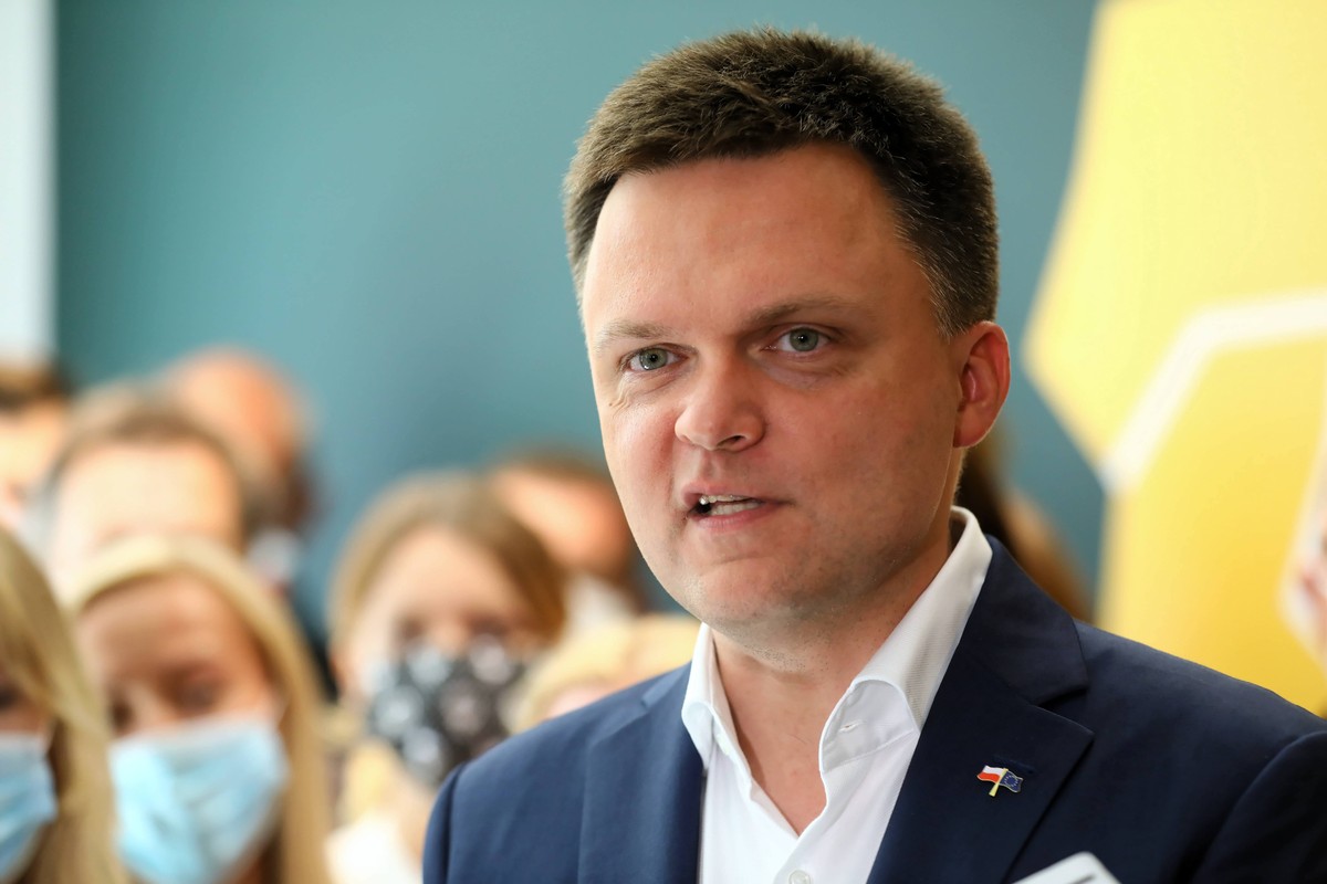 Warszawa, 30.06.2020. Wybory prezydenckie 2020. Kandydat w wyborach prezydenckich Szymon Hołownia (C) podczas briefingu prasowego w biurze przy ul. Nowy Świat 2 w Warszawie, 30 bm. W pierwszej turze wyborów, która odbyła się 28 bm., kandydat uzyskał trzeci wynik. Hołownia zapowiedział utworzenie ruchu społecznego, obywatelskiego w formie stowarzyszenia o nazwie "Polska 2050". (rg/doro) PAP/Rafał Guz
