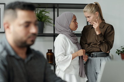 Czy można nosić hidżab lub krzyżyk w pracy? Jest opinia rzecznika TSUE