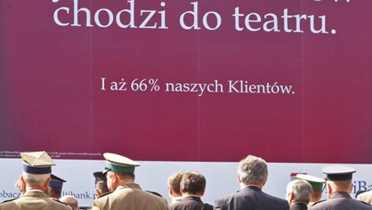 tylko 66 procent żołnierzy chodzi do teatru	