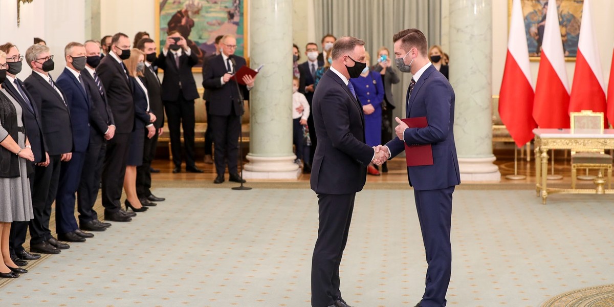 Na zmianie pracy najwięcej zyska dotychczasowy poseł, Kamil Bortniczuk.