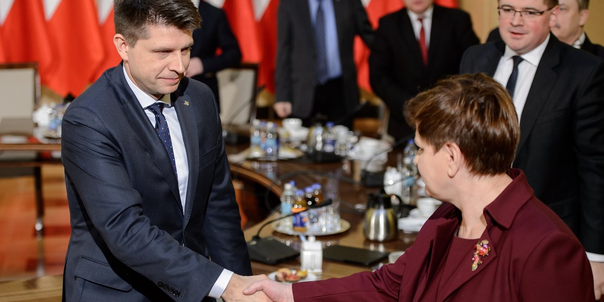 Ryszard Petru wpadł na pomysł zmniejszenia 500 plus o połowę, co miałoby wystarczyć na podwyżki dla nauczycieli. Co na to Beata Szydło?