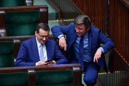 Matusz Morawiecki i Michał Dworczyk na sali sejmowej, Warszawa, maj 2020 r.