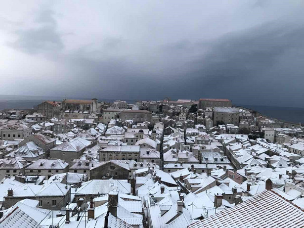 Królewska Przystań, stolica Siedmiu Królestw w śniegu. Wróżba "Winter Is Coming" dopadła Adriatyk