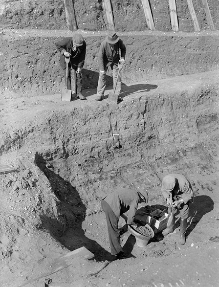 Badania archeologiczne w Sutton Hoo (1939) / Fot. A. Cook/London Express/Getty Images