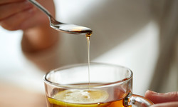 Słodzisz herbatę miodem? Uważaj na jeden szczegół, bo wcale nie będzie zdrowsza