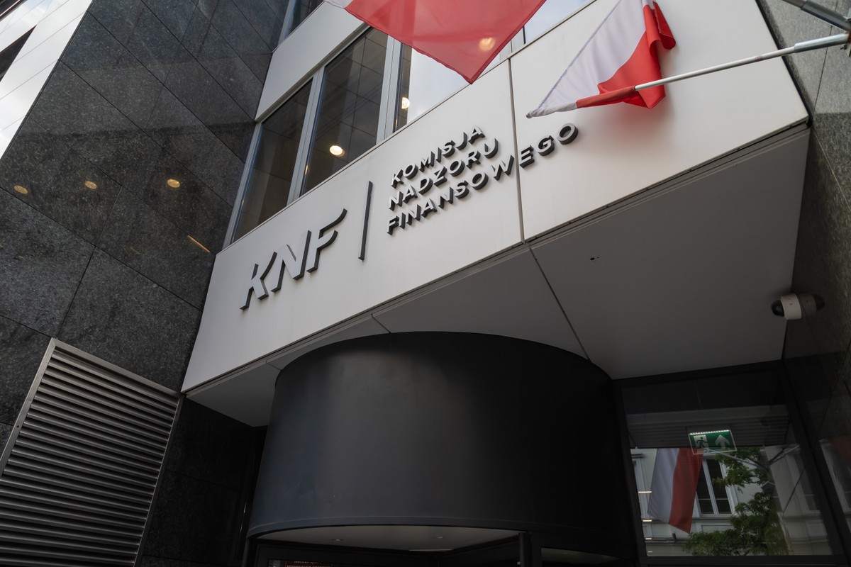 Jak długo urzędnicy KNF będą musieli odczekać, by przejść do kontrolowanej przez siebie spółki? Resort wyjaśnia