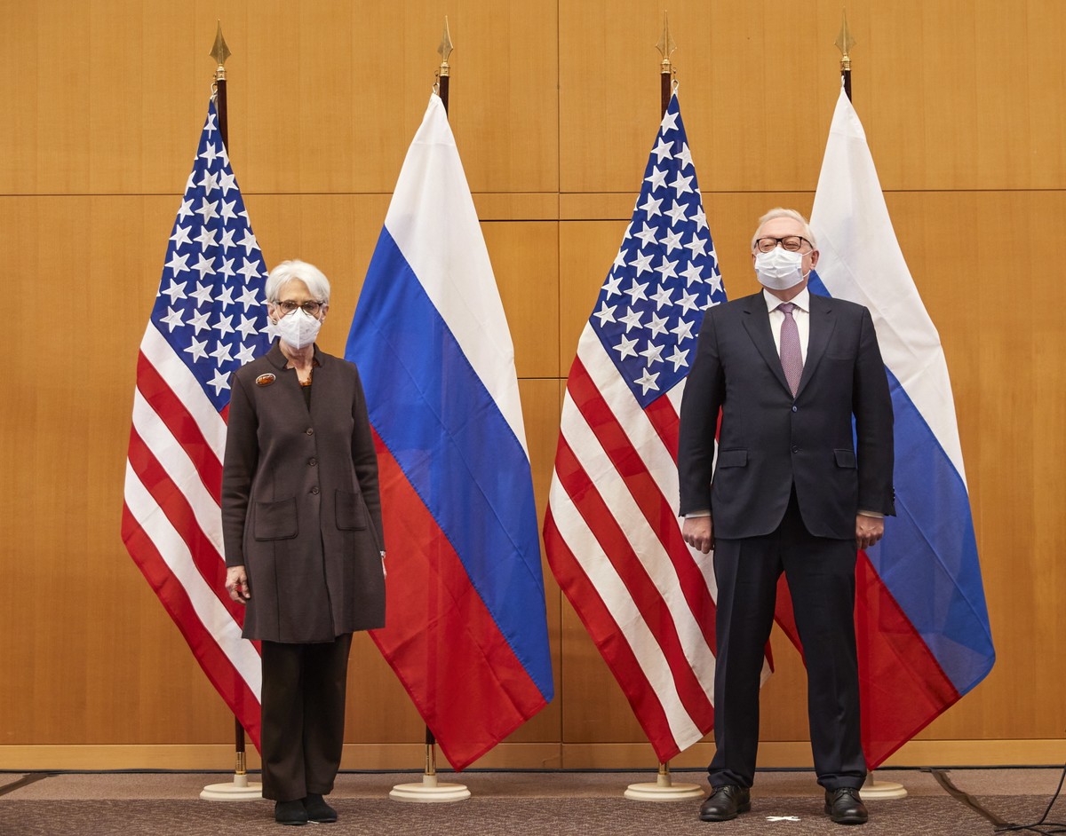 epa09676792 US Deputy Secretary of State Wendy Sherman, left, and Russian deputy foreign minister Sergei Ryabkov attend security talks at the United States Mission in Geneva, Switzerland, 10 January 2022. EPA/DENIS BALIBOUSE / POOL Dostawca: PAP/EPA.