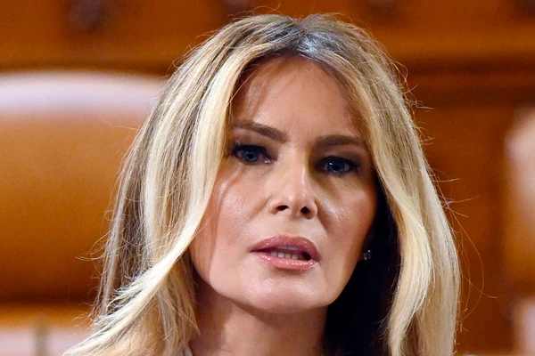 Veštačka inteligencija pokazala kako bi MELANIJA IZGLEDALA DA SE OŠIŠA NA KRATKO I OFARBA U PLAVO: Promenili joj 18 FRIZURA i evo da li njena SLOVENSKA LEPOTA može da preživi ovu transformaciju 