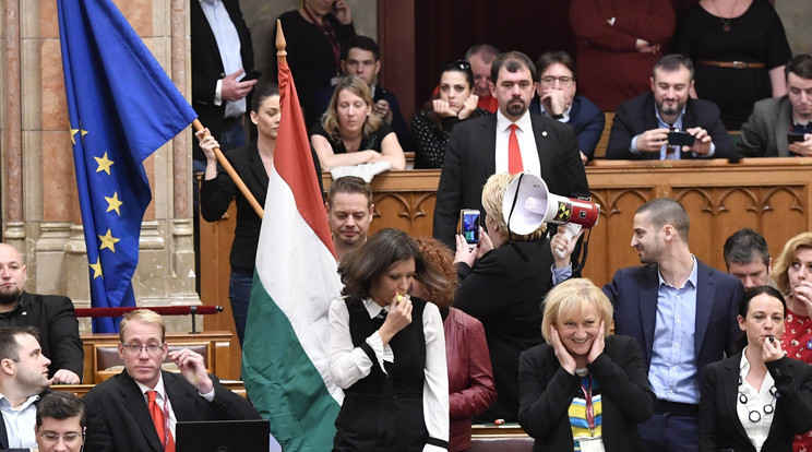 Áll a bál a Parlamentben / Fotó: MTI/Máthé Zoltán