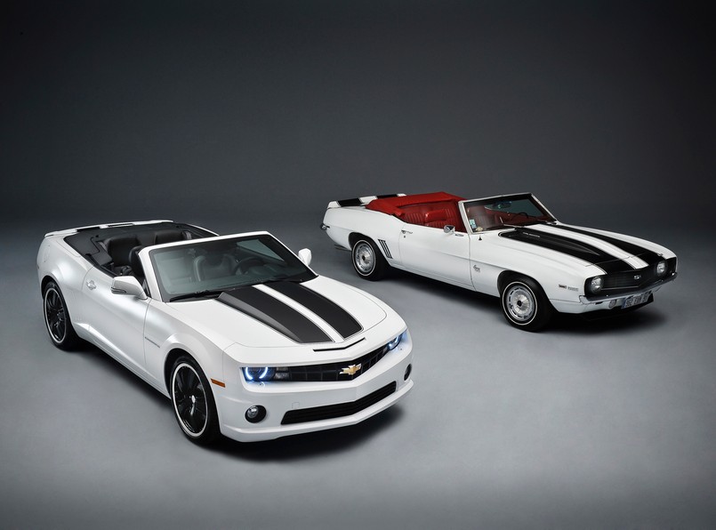 Chevrolet Camaro Convertible z 2011 i z 1969 roku