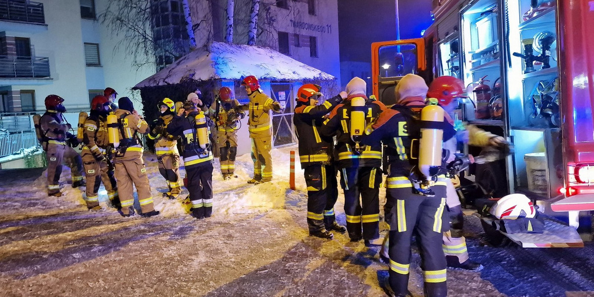 Akcja straży pożarnej w bloku przy ul. Twardowskiego w Rzeszowie.