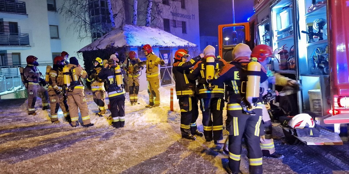 Akcja straży pożarnej w bloku przy ul. Twardowskiego w Rzeszowie.