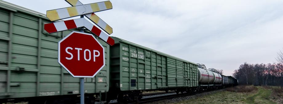 Skład towarowy z cysternami. Okolice Braniewa, kilkaset metrów od kolejowego przejścia granicznego z Obwodem Kaliningradzkim