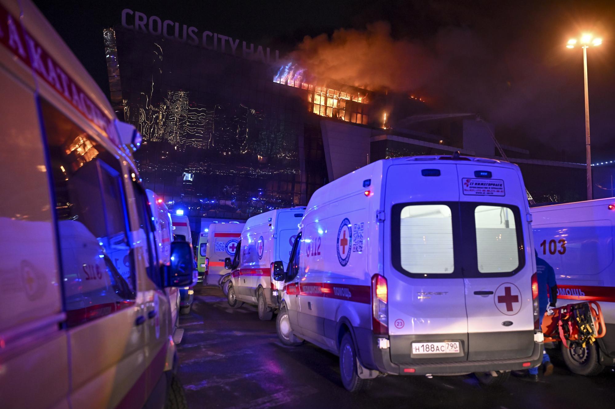 Na mieste streľby a požiaru zasahujú desiatky záchranárov a hasičov.