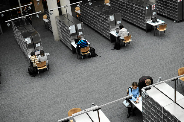 Niepełnoletni nie wejdą do biblioteki uniwersytetu. Bo... hałasują