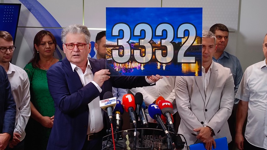 Dr Dragan Milić pokazuje koliko je opozicija u Nišu osvojila više glasova od vlasti