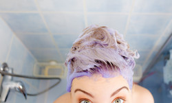 Fioletowy szampon - jak działa na włosy? Co wziąć pod uwagę przy wyborze?