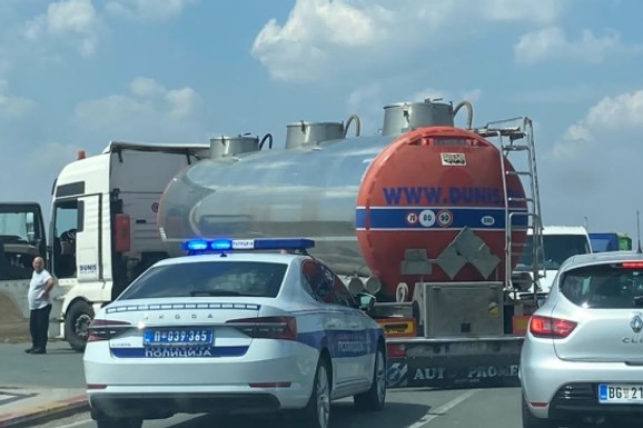 (FOTO) VOZAČI, OPREZ! Zastoj na putu kod Rumenke, stvaraju se ogromne gužve