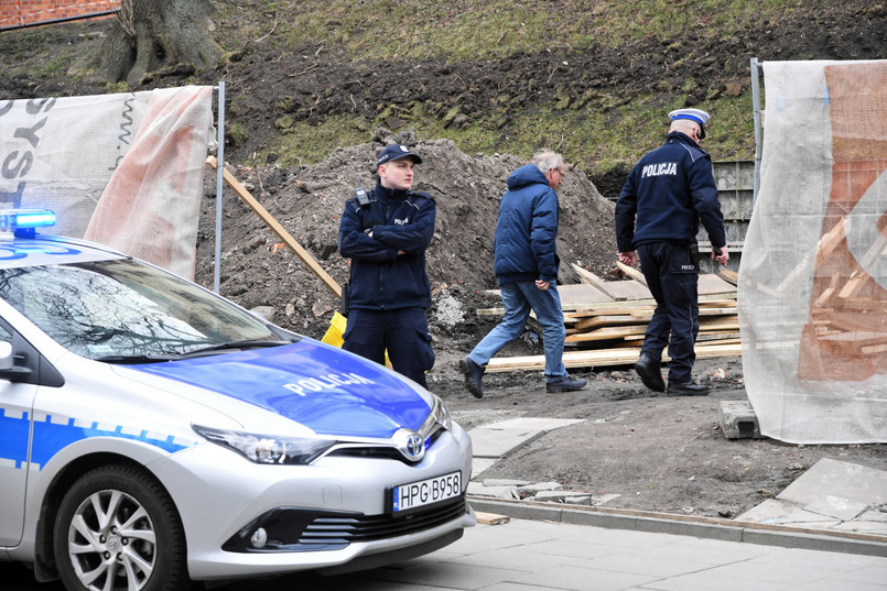 Jak poinformowała policja do wypadku doszło w sobotę rano. Do wykopu, w którym pracował mężczyzna osunęła się ziemia i go zasypała. Nieprzytomnego robotnika wydobyto; na miejscu przez godzinę reanimowało go pogotowie ratunkowe. Mimo pomocy mężczyzna zmarł. Na miejscu wypadku są policja i straż pożarna. O zdarzeniu została poinformowany nadzór budowlany i Państwowa Inspekcja Pracy.