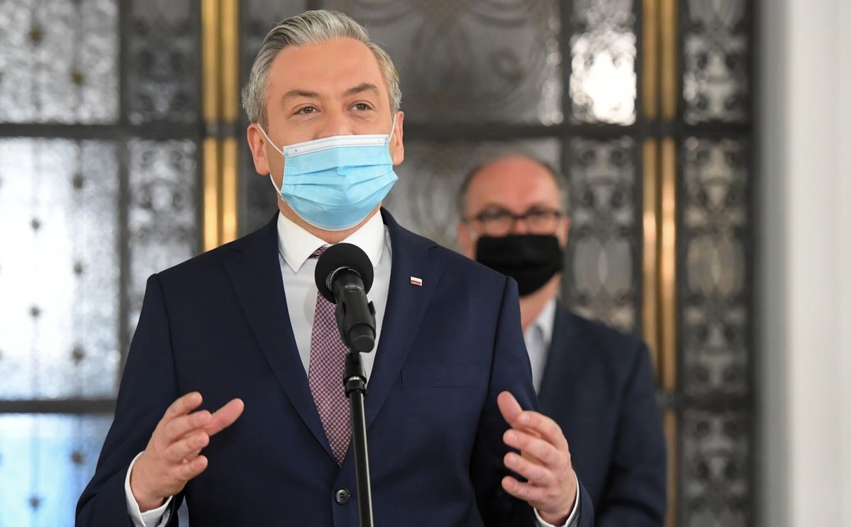 Robert Biedroń w maseczce