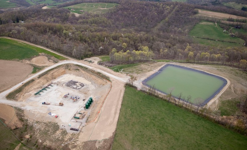 Wydobycie gazu z łupków. Okręg Chartiers, hrabstwo Waszyngton w Pensylwanii, USA.  foto: Andrew Harrer/Bloomberg