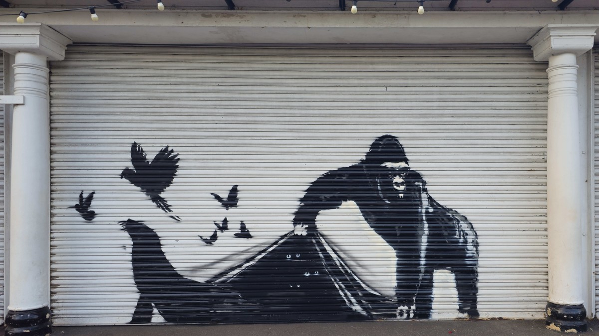 Lebukott Banksy? Videóra vehették a népszerű graffitiművészt