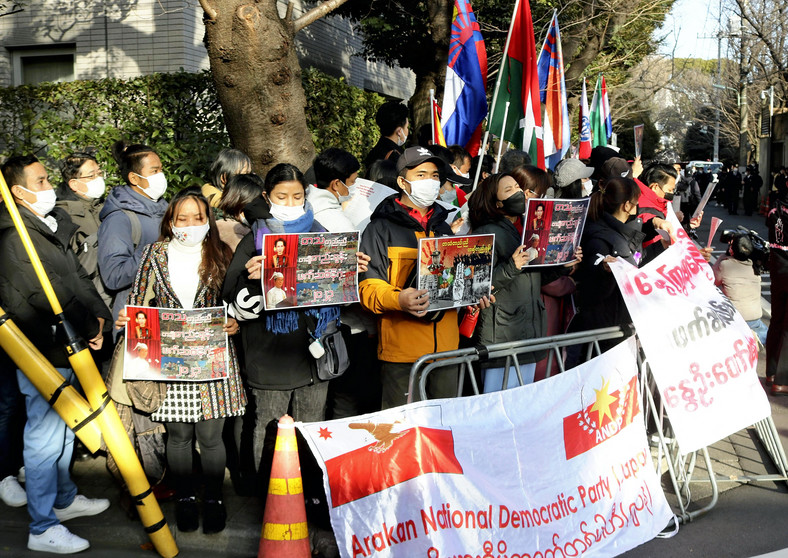 Protestujący z Mjanmy trzymający portrety Aung San Suu Kyi, organizują demonstrację przeciwko rządowi wojskowemu przed ambasadą Mjanmy w Tokio, 1 lutego 2023 r.