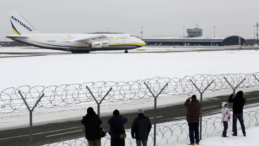 Antonow AN124 Rusłan na lotnisku Lublinek w Łodzi po helikopter z WZL