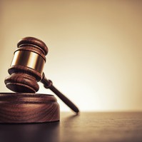 Egy szegedi mérnök frekvencia generátorral "kezelt" betegeket - ma bíróság elé állt