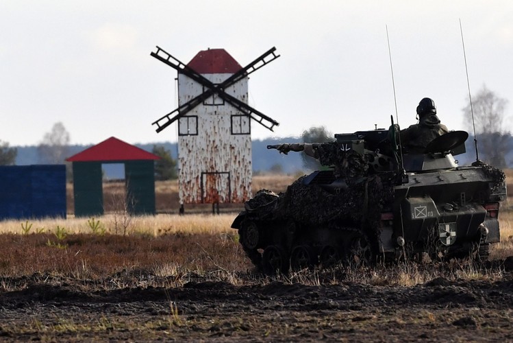 Wspólne strzelanie bojowe odbyło się w ramach polsko-niemieckiej współpracy wojsk lądowych pod nazwą Cross Attachment. To flagowy projekt i wizytówka dwustronnej współpracy między Niemcami a Polską. Celem tego przedsięwzięcia jest wzajemne przyporządkowanie batalionu ogólnowojskowego pod dowództwem brygady państwa partnerskiego.