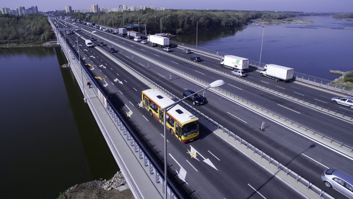 Most Grota-Roweckiego, al. Prymasa Tysiąclecia i most Łazienkowski - to w 2016 r. najbardziej oblegane przez kierowców trasy w Warszawie. Mostem Grota-Roweckiego przejechało w ub. roku prawie 60 mln pojazdów - poinformował dziś stołeczny Zarząd Dróg Miejskich.