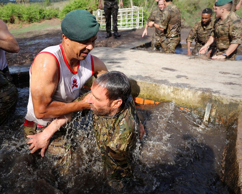 Anglielscy piłkarze szykują się na wojnę. Wycisk dali im Żołnierze British Royal Marine [FOTO]