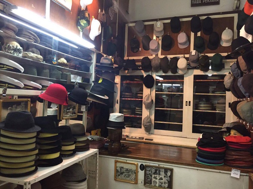 Na zidovima zanatske radnje vise šeširi, kape i beretke raznih oblika, dezena i boja