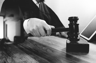 Iustitia: Sędzia prawomocnie skazany powinien tracić swój urząd