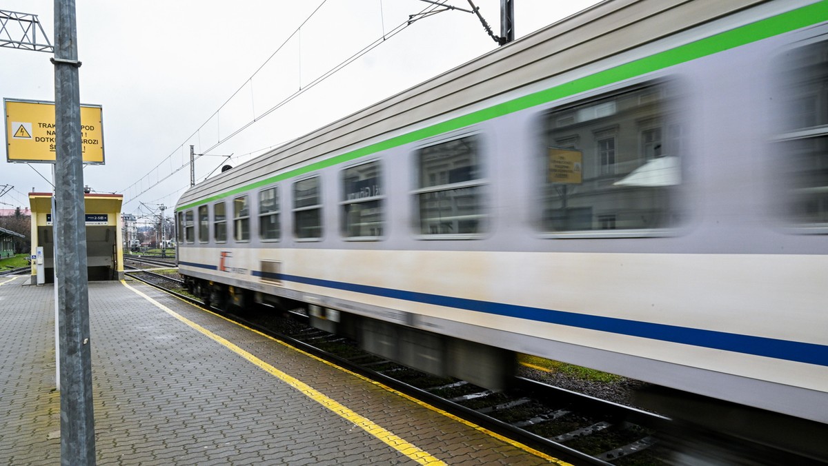 Pociąg między stacjami odcięty od świata. "To były naprawdę tragiczne godziny"