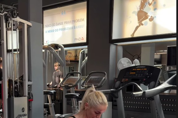 MIŠIĆI SAMO PUCAJU, POKAZALA I RAVAN STOMAK Bivša žena našeg pevača se preznojila u teretani: Diže tegove kao od šale (FOTO)