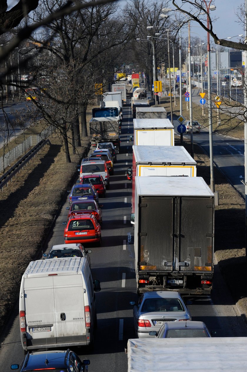 Tiry rozjeżdżają miasto. Osiedla się buntują