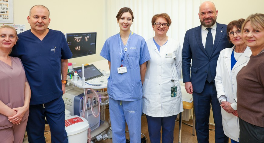 - Wczesna diagnostyka pozwoli m.in. na przedstawienie rodzicom rokowania co do przebiegu ciąży oraz dokładne zaplanowanie porodu, aby neonatolodzy mogli objąć dziecko właściwą opieką – podkreśla dr Tomasz Fuchs (drugi z lewej). 