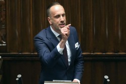 Janusz Kowalski uderza w liceum i straszy "genderową indoktrynacją". Dosadna odpowiedź dyrektor