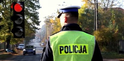 Przygotuj się na ręczne sterowanie. Czy wiesz, co oznaczają gesty wykonywane przez policjanta?