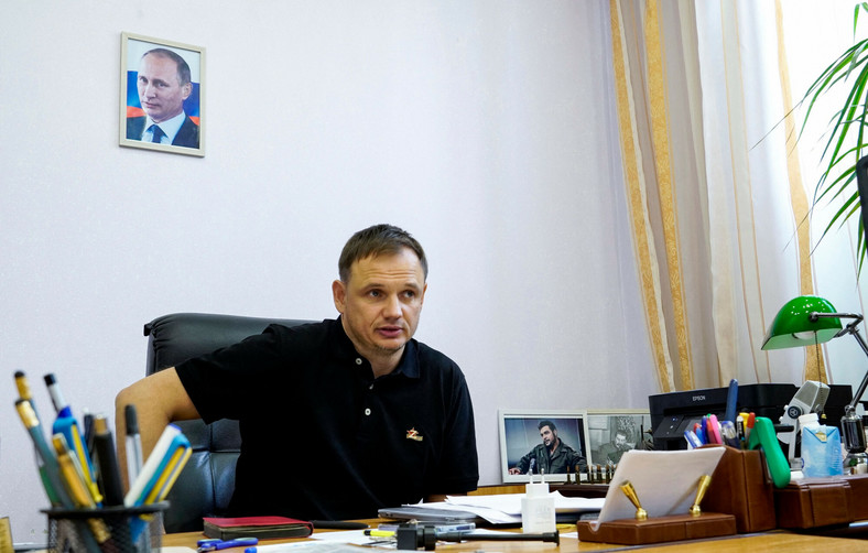 Kirył Stremousow w swoim gabinecie, w którym wisiał portret Władimira Putina