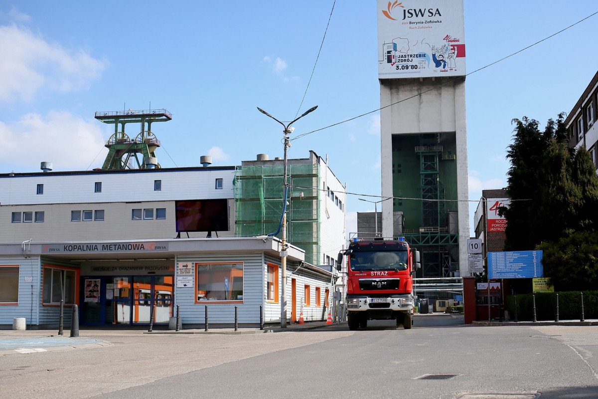 Wóz strażacki przed kopalnią Węgla Kamiennego Borynia-Zofiówka Ruch Zofiówka w Jastrzębiu-Zdroju