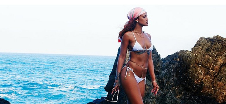 Znów odsłania swoje zgrabne ciało. Rihanna w wyjątkowo skąpym bikini [ZDJĘCIA]