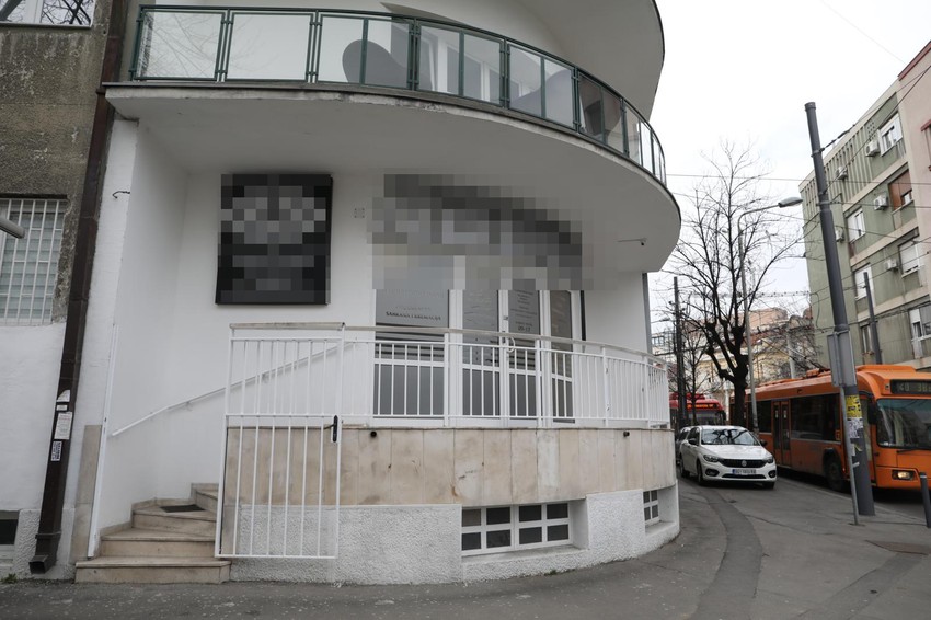 Na uglu Cvijićeve i Jaše Prodanovića nekada je bila pekara, sada je ovde pogrebna oprema