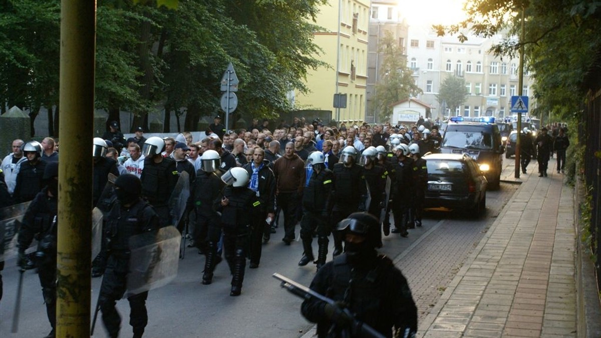 Akt oskarżenia przeciwko 76 pseudokibicom, którzy 3 maja uczestniczyli w burdach po meczu finałowym piłkarskiego Pucharu Polski na stadionie Zawiszy w Bydgoszczy, skierowała do sądu Prokuratura Rejonowa Bydgoszcz-Północ.