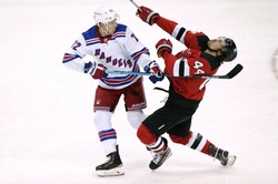 Hokeiści Rangers i Devils pobili się już w 2. sekundzie meczu [WIDEO]
