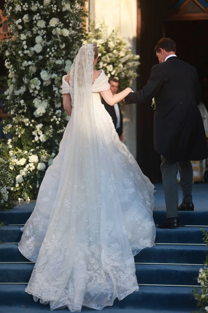 Nevestu je do oltara odveo rođeni brat, prestolonaslednik Pavlos 